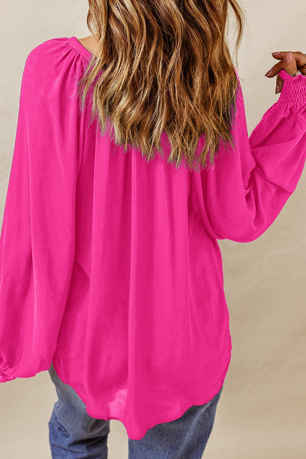 Blusa con escote en V, mangas abullonadas y pliegues en rosa