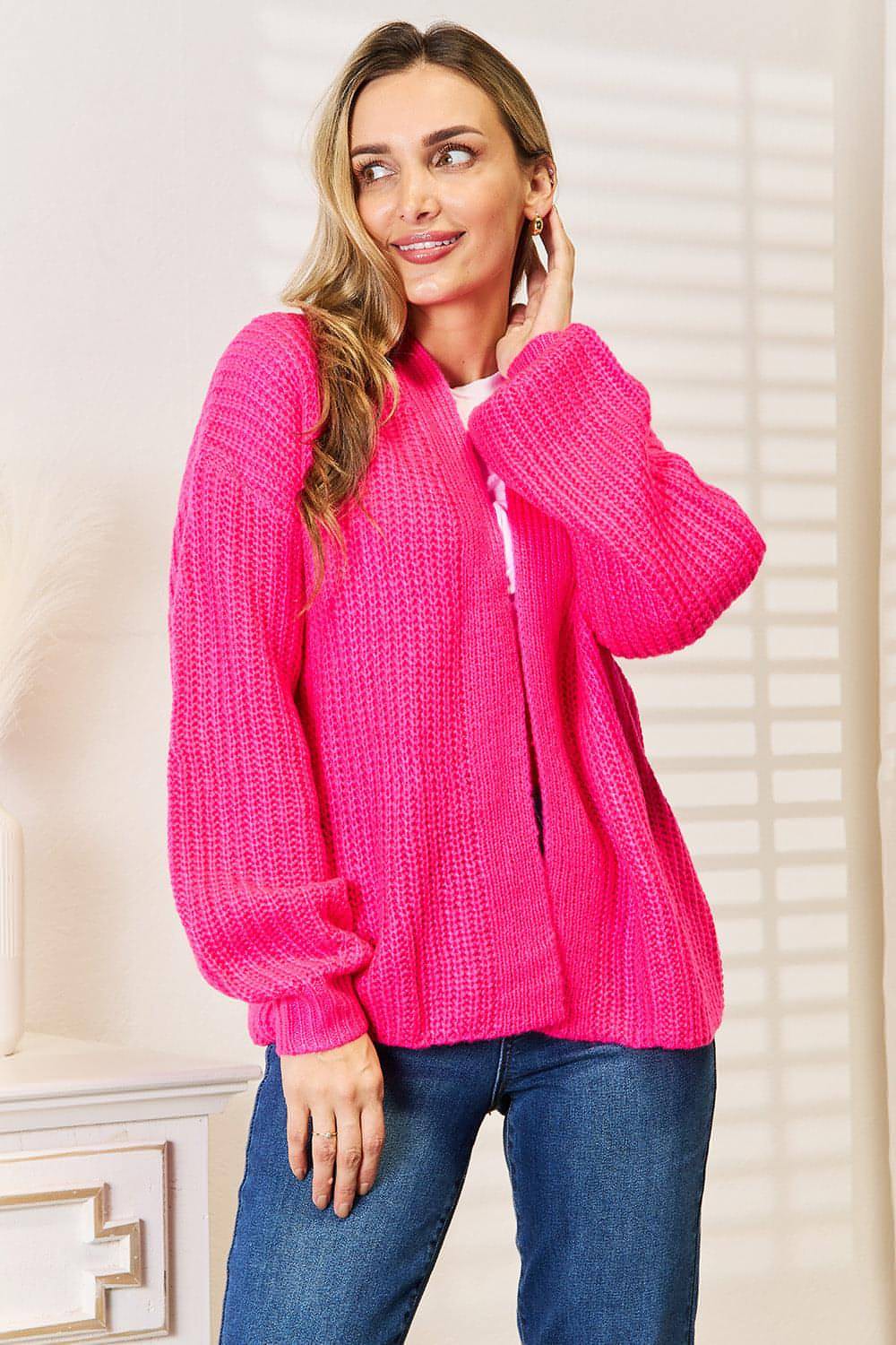 Cardigan con spalla abbassata sul davanti aperto in maglia a coste destra