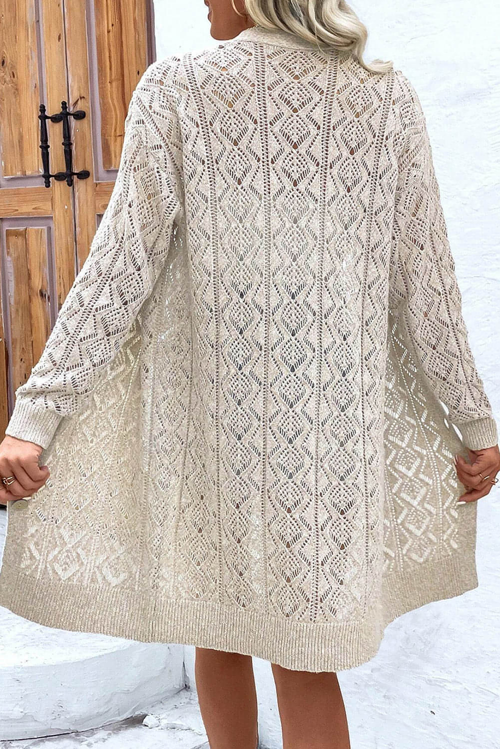 Lange Strickjacke aus Pergament mit ausgehöhlten Knöpfen vorne