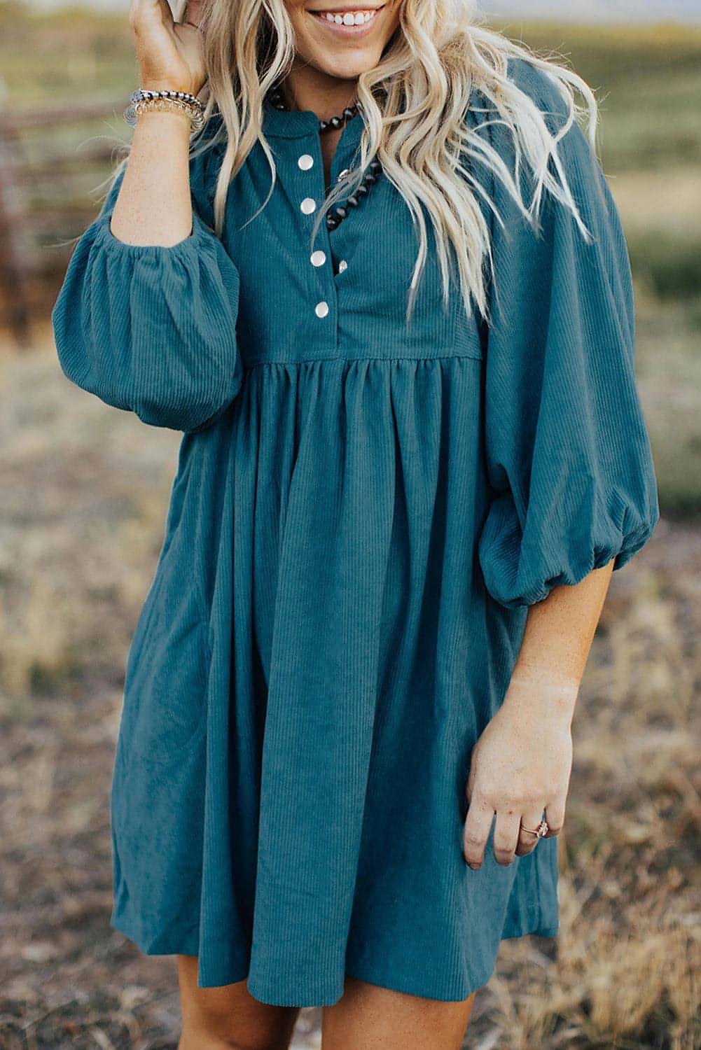 Vestido de pana azul con botones a presión, cintura imperio, mangas con brazalete