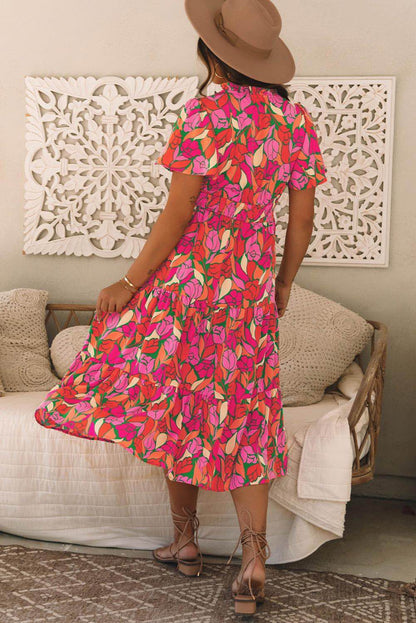 Vestido largo con cintura fruncida y manga corta con estampado floral en rosa