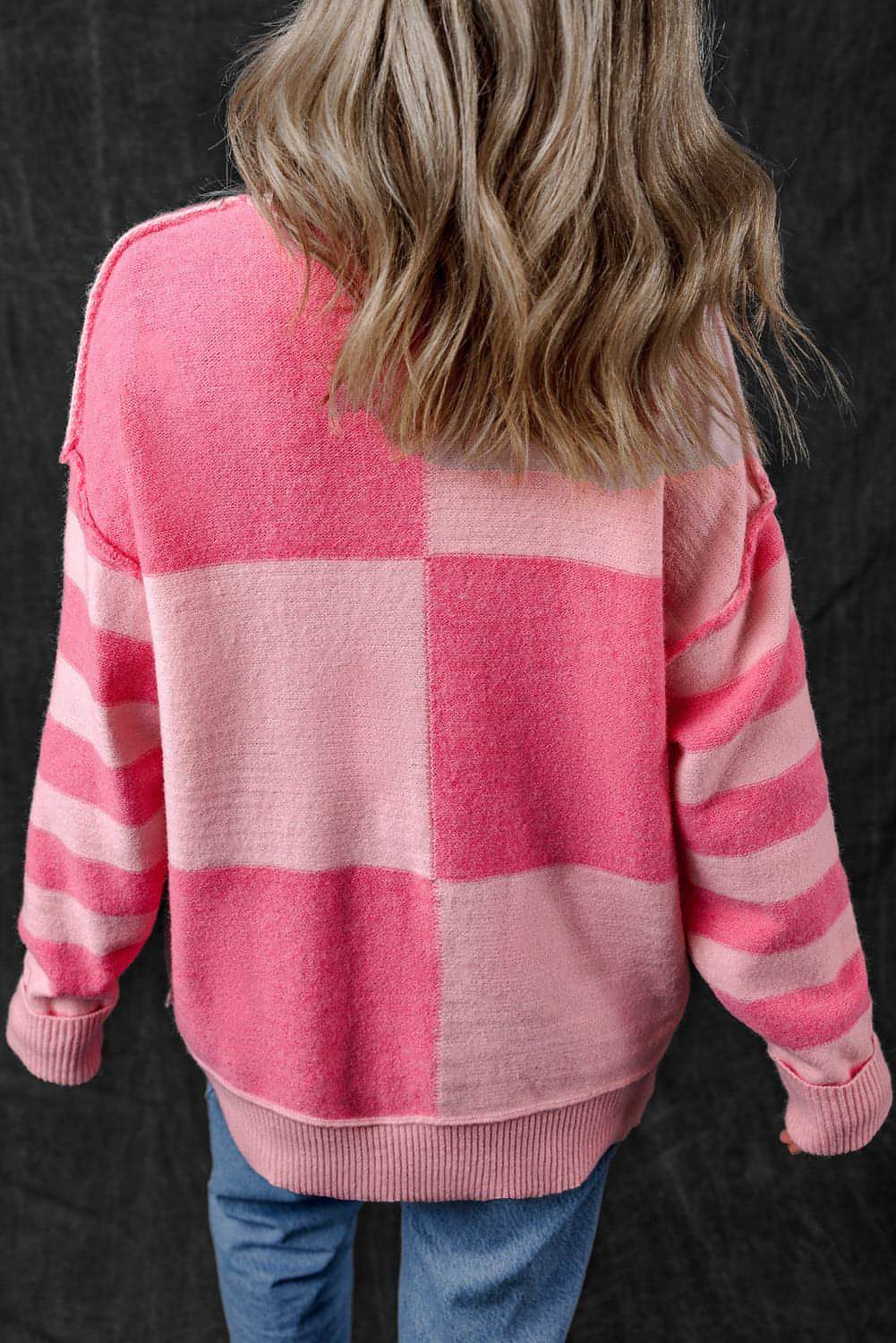 Maglione sciolto alto basso a righe color block a quadretti rosa