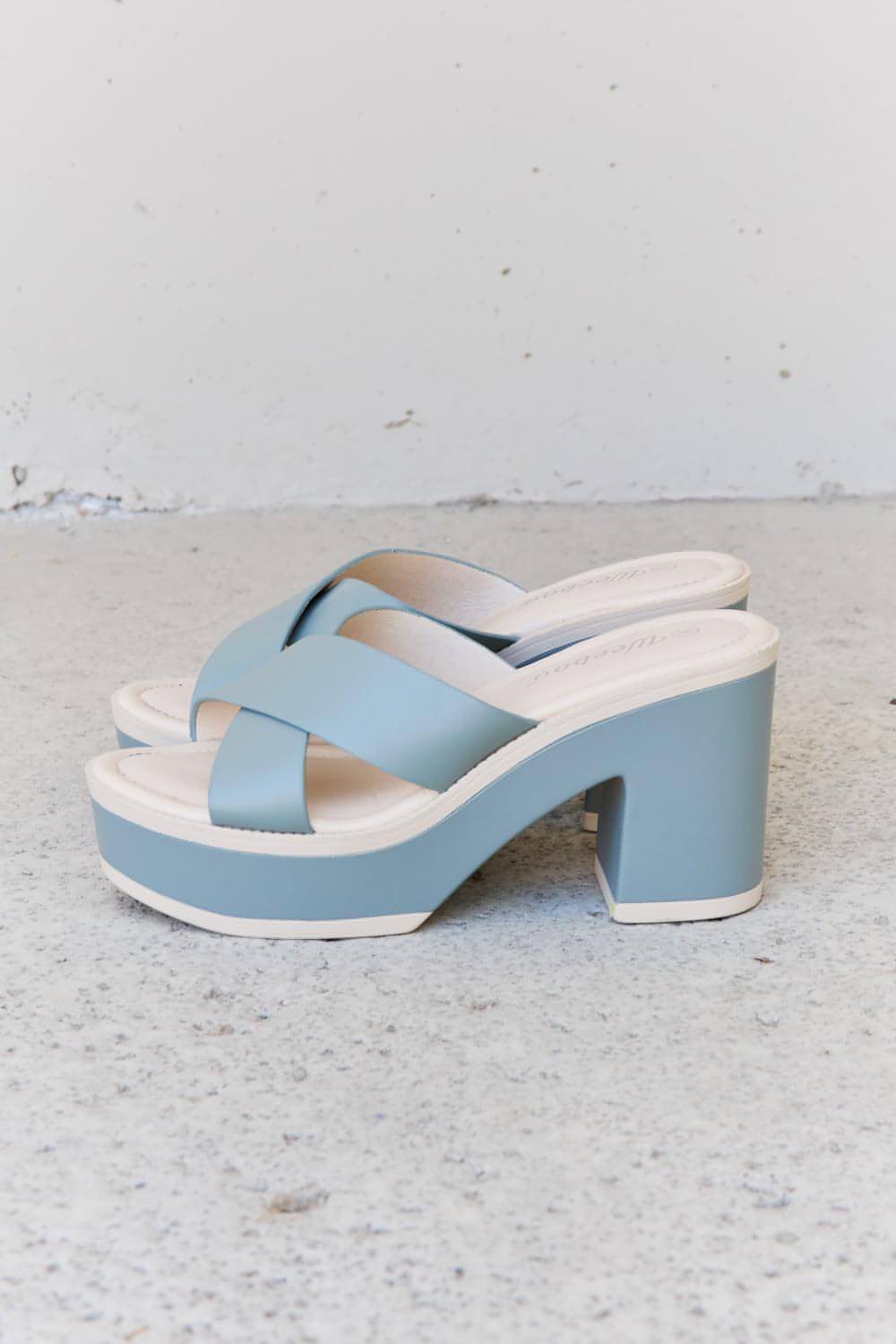 Sandalias de plataforma en contraste Cherish The Moments de Weeboo en azul brumoso