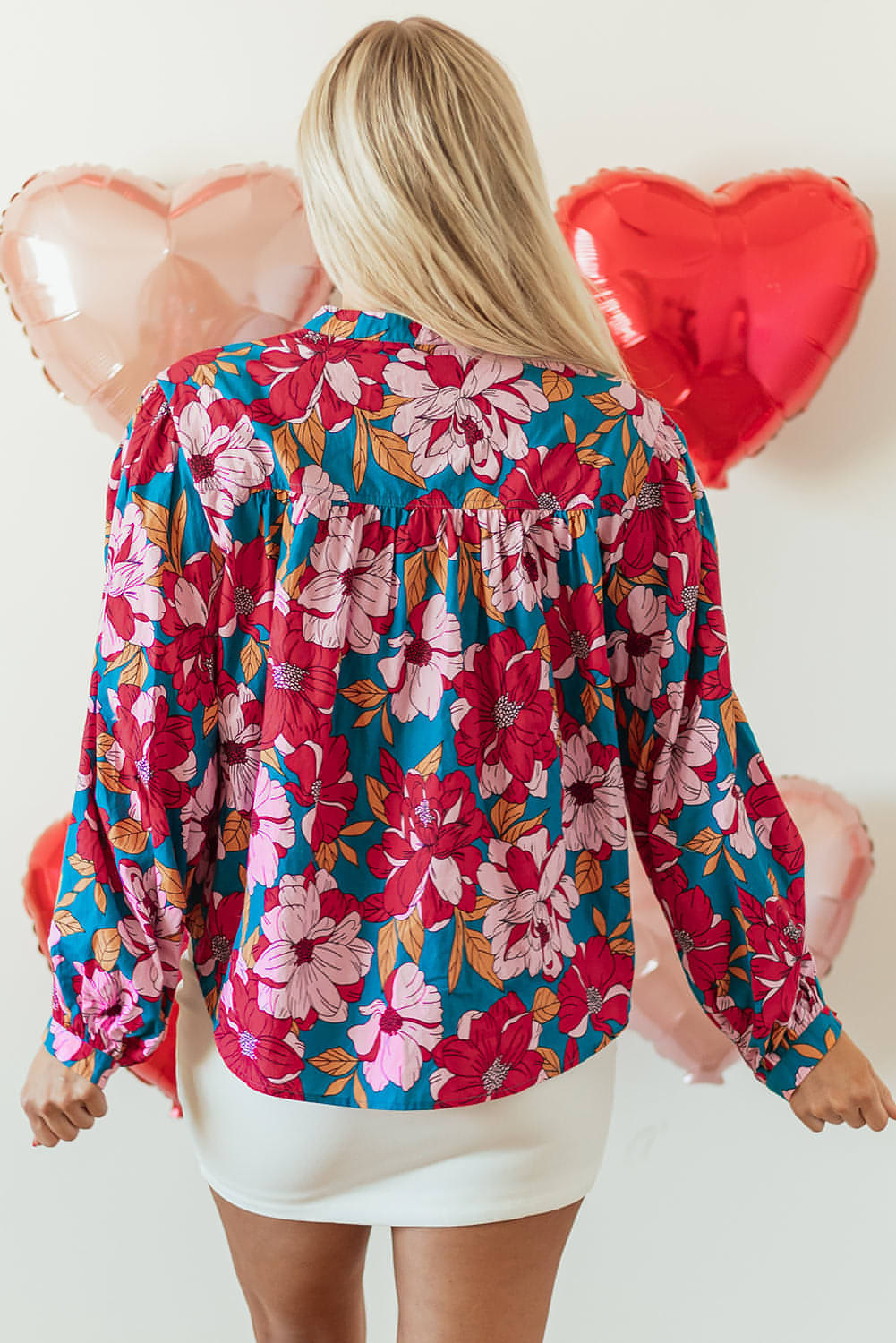 Blusa con botones y mangas abullonadas con estampado floral rojo