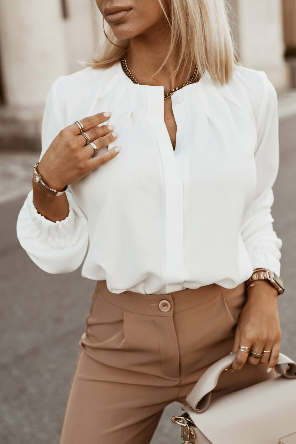 Camisa blanca de cuello redondo con puños elásticos fruncidos