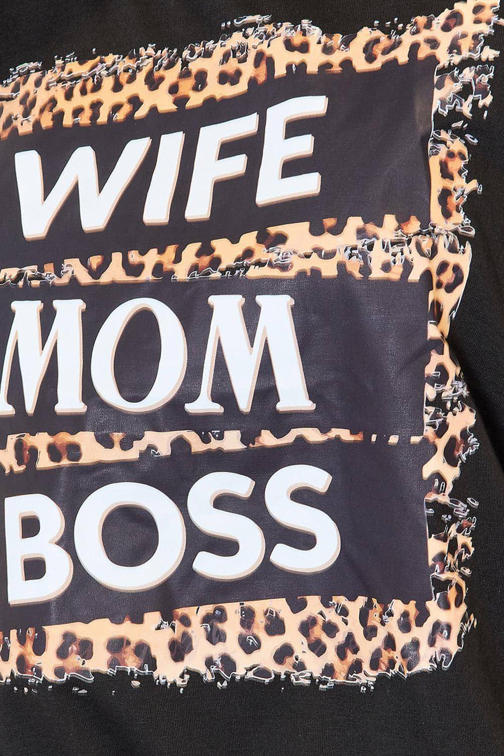 Camiseta con estampado de leopardo con el mensaje "Simplemente amor, esposa, mamá, jefe"