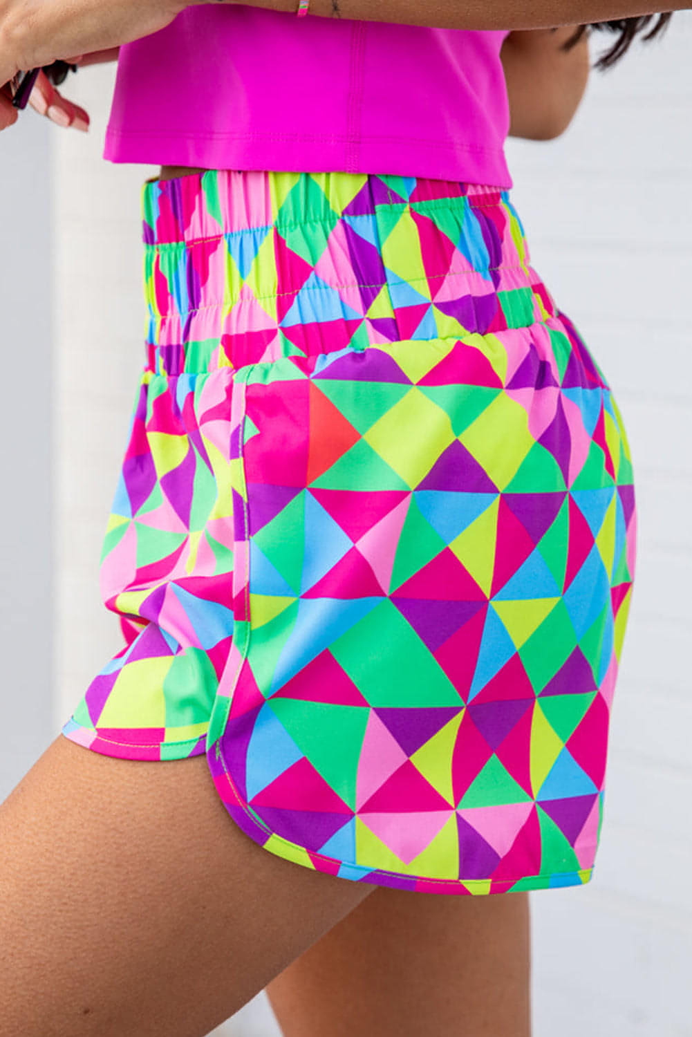 Mehrfarbige, geometrische Sportshorts mit hoher Taille