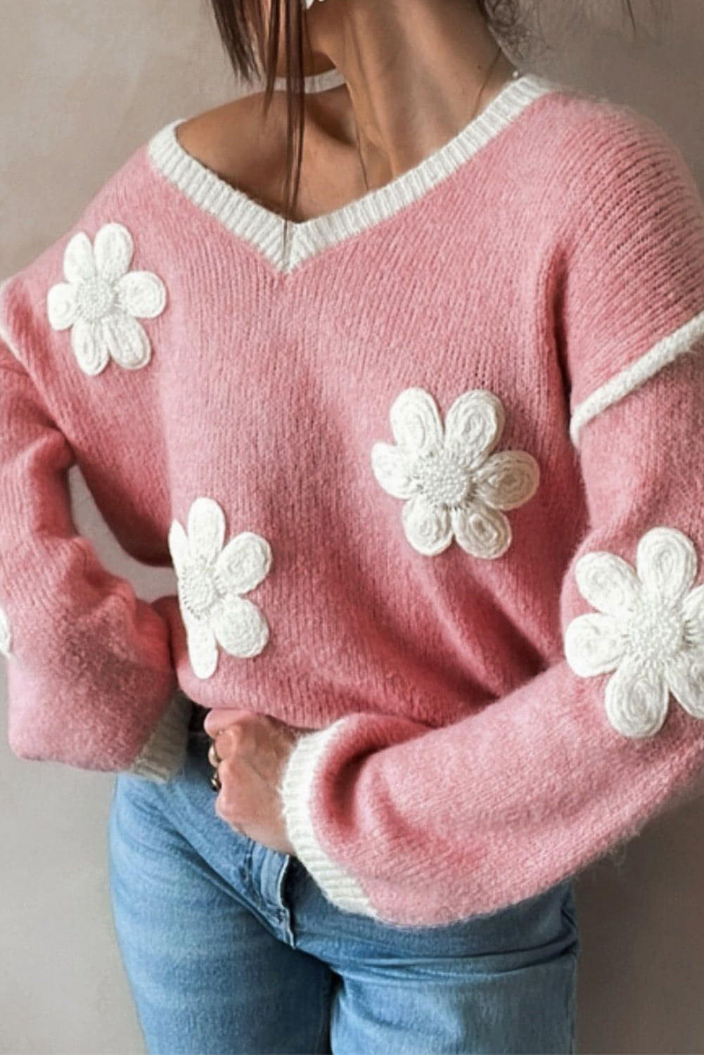 Maglione con spalle scese con scollo a V e fiori rosa