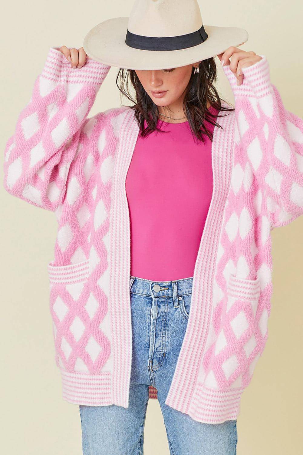 Cardigan con tasca frontale aperta in maglia con motivo a rombo rosa