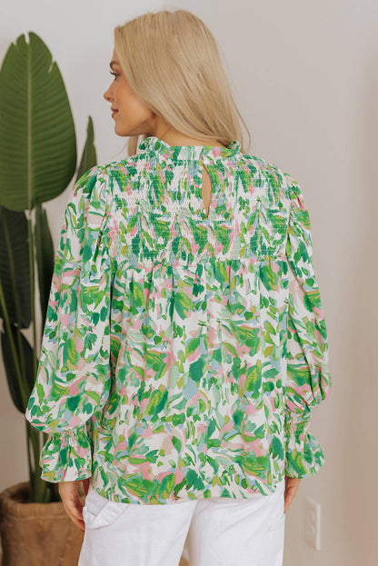 Groene groene blouse met bedrukte volantmouwen en gesmokte hals