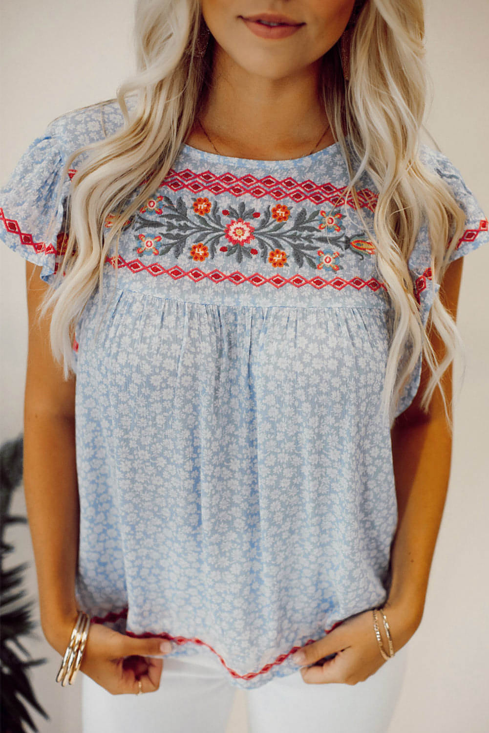 Himmelblaue Boho-Bluse mit besticktem Blumendruck und Flatterärmeln