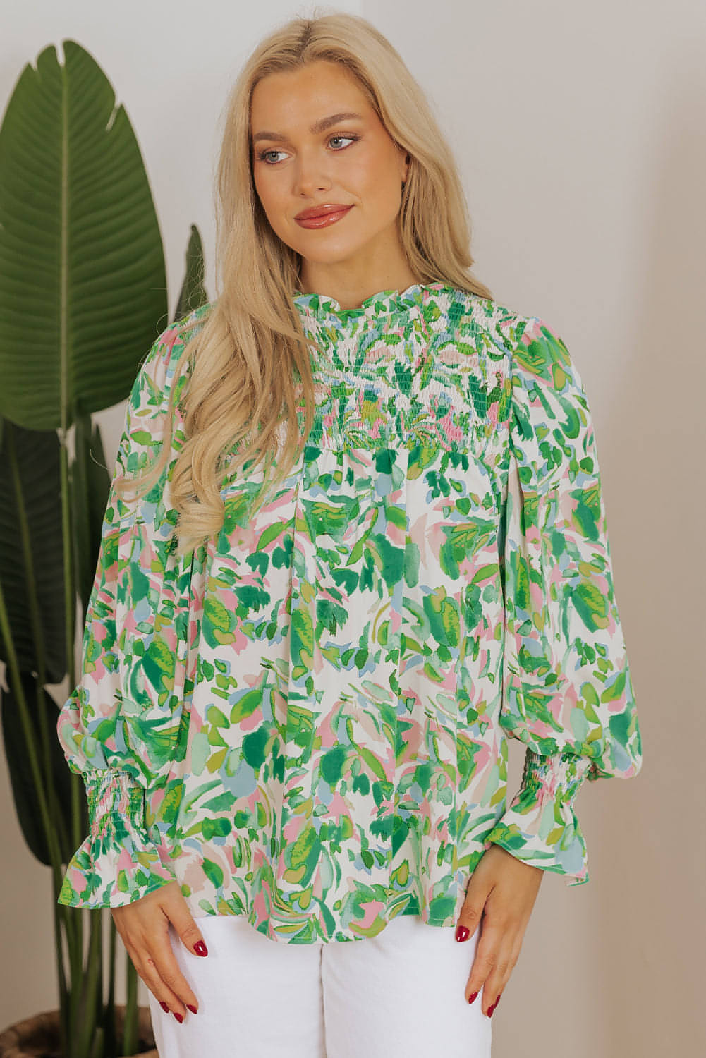 Blusa con cuello alto, fruncido y mangas con volantes y estampado de hojas verdes