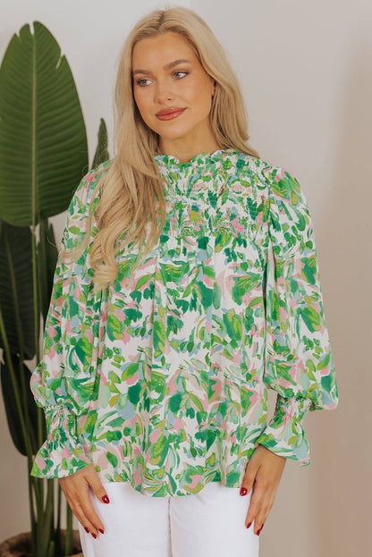 Groene groene blouse met bedrukte volantmouwen en gesmokte hals