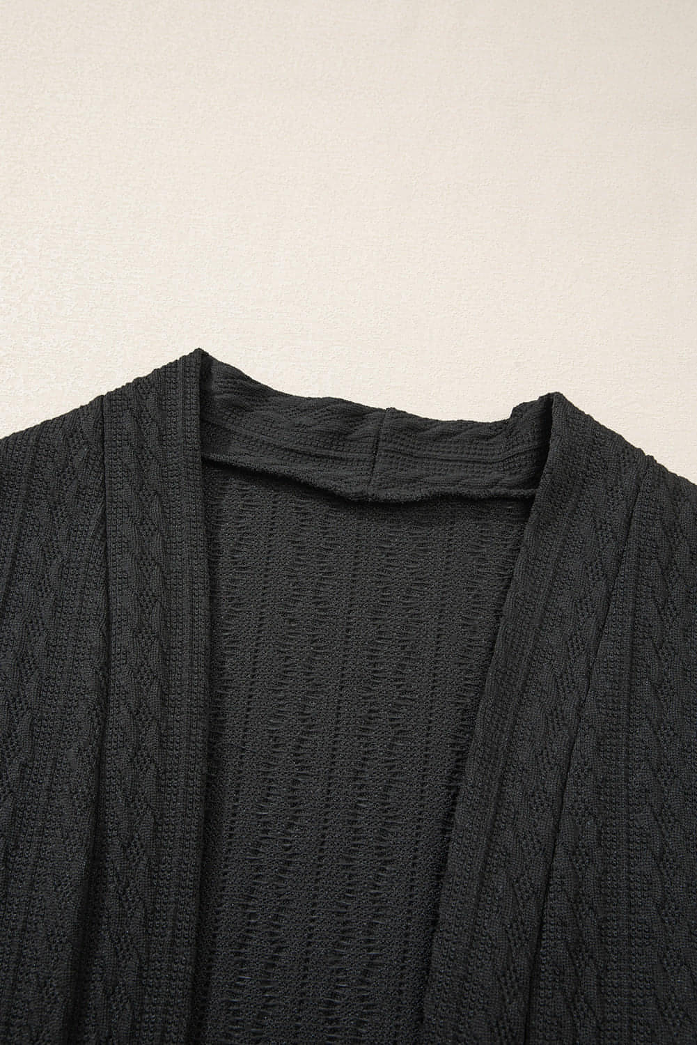 Schwarze strukturierte Strick -Seitentaschen offen vordere Strickjacke