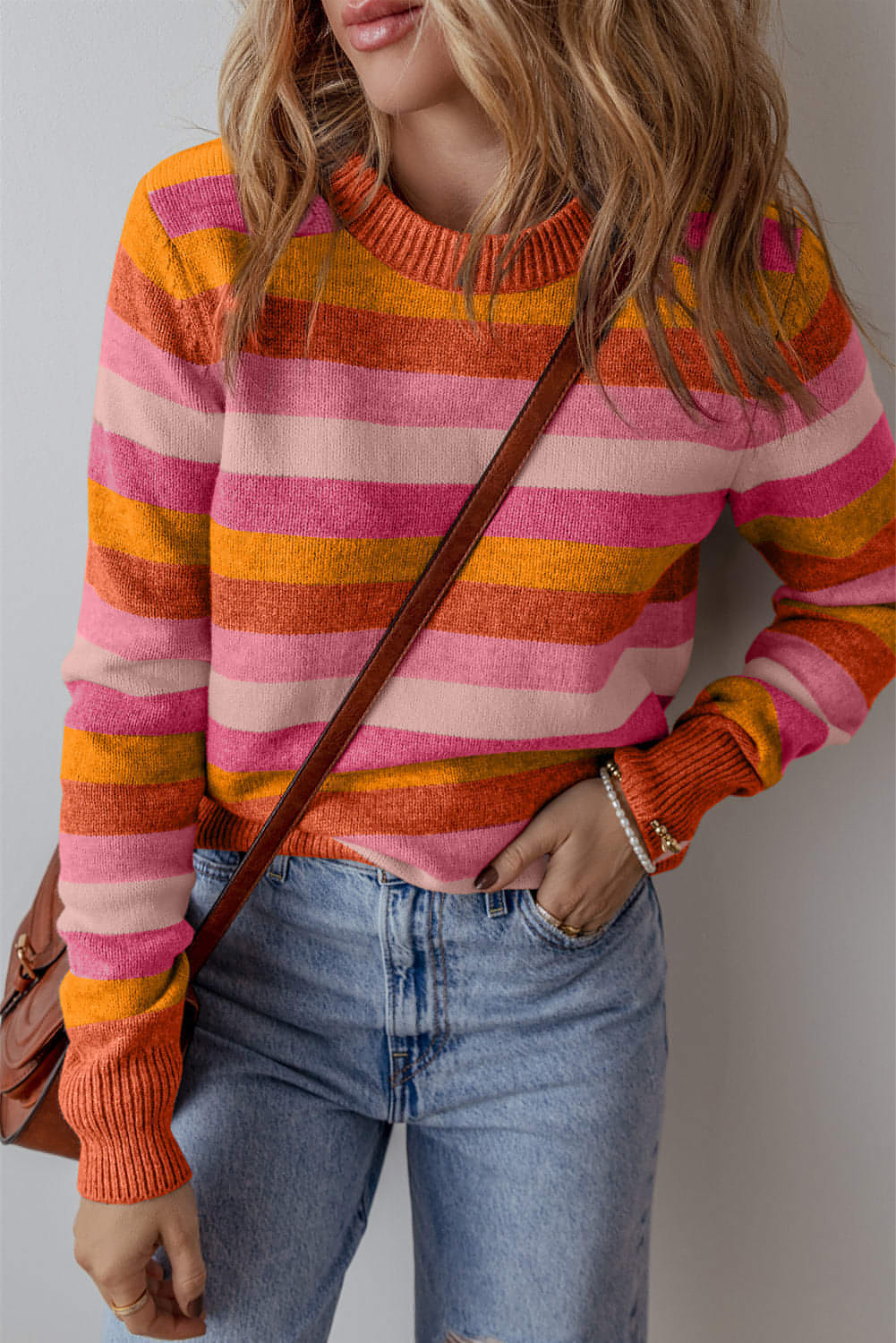 Orangefarbener Pullover mit geripptem Rand und Rundhalsausschnitt