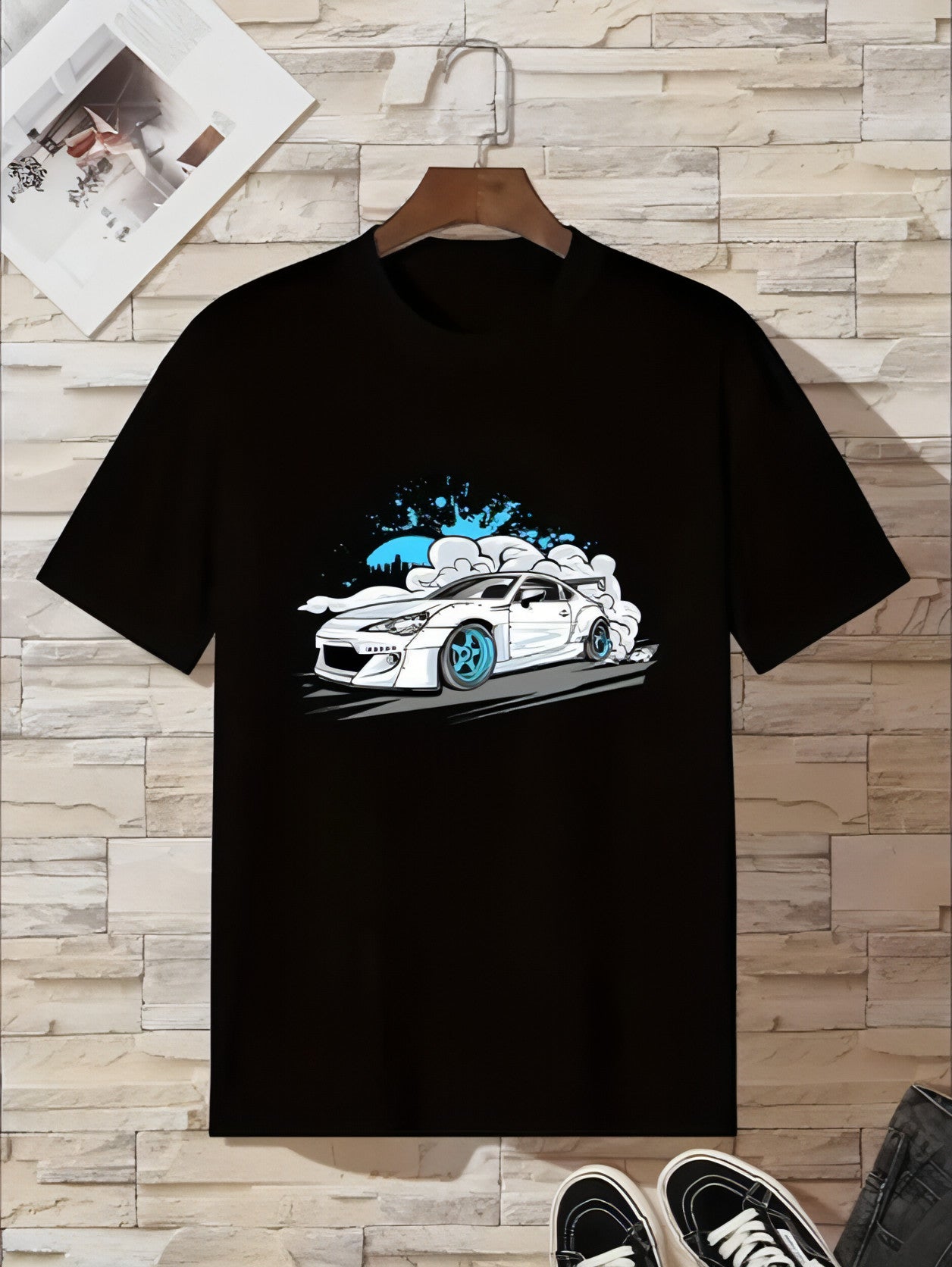 Homens de camisetas casuais de carros esportivos brancos jovens