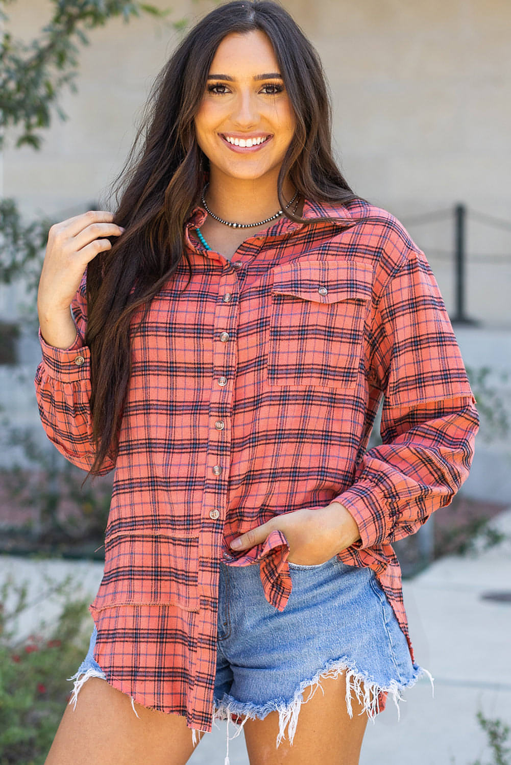 Camisa de cuadros rojos de manga larga con abertura lateral y dobladillo desgastado