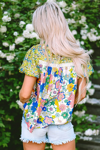 Blusa con estampado floral mixto, ribete de encaje y mangas abullonadas de color verde