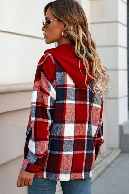 Veste à capuche rouge vif à carreaux boutonnée sur le devant