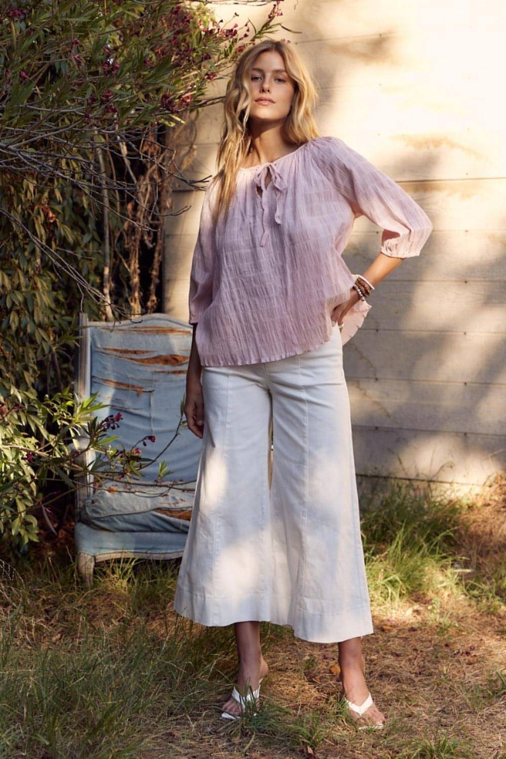 Blusa con cuello anudado y textura en febrero