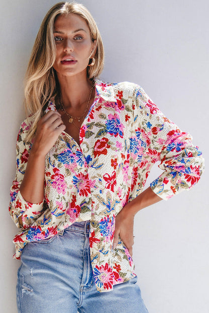 Camisa ajustada con cuello vuelto y botones y estampado floral rojo