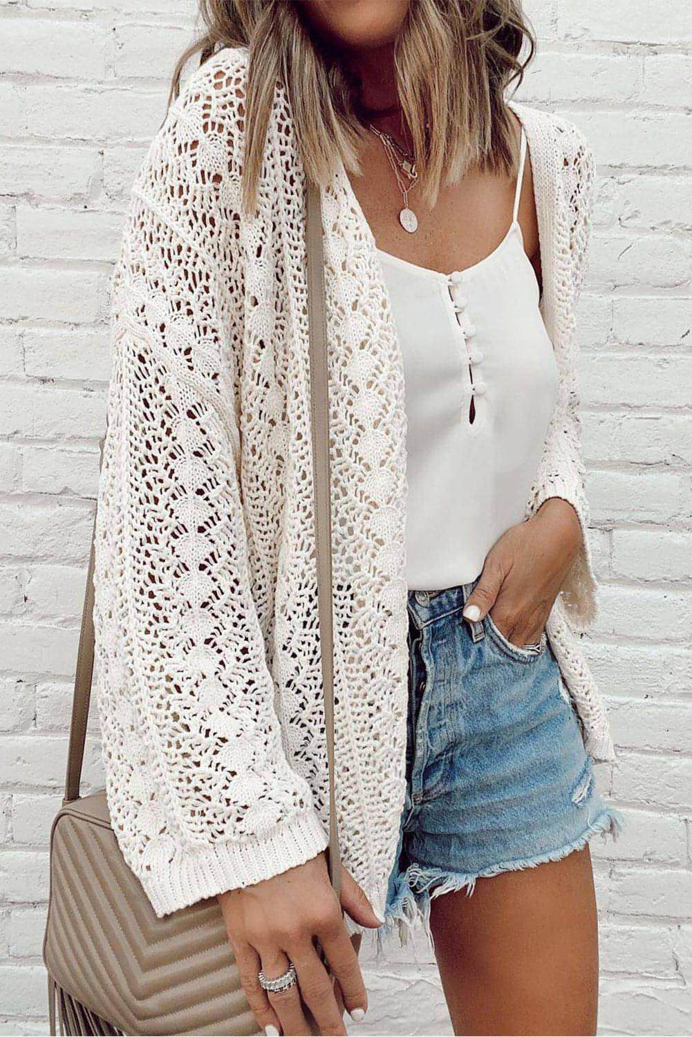 Cardigan blanc élégant en tricot ajouré à épaules tombantes