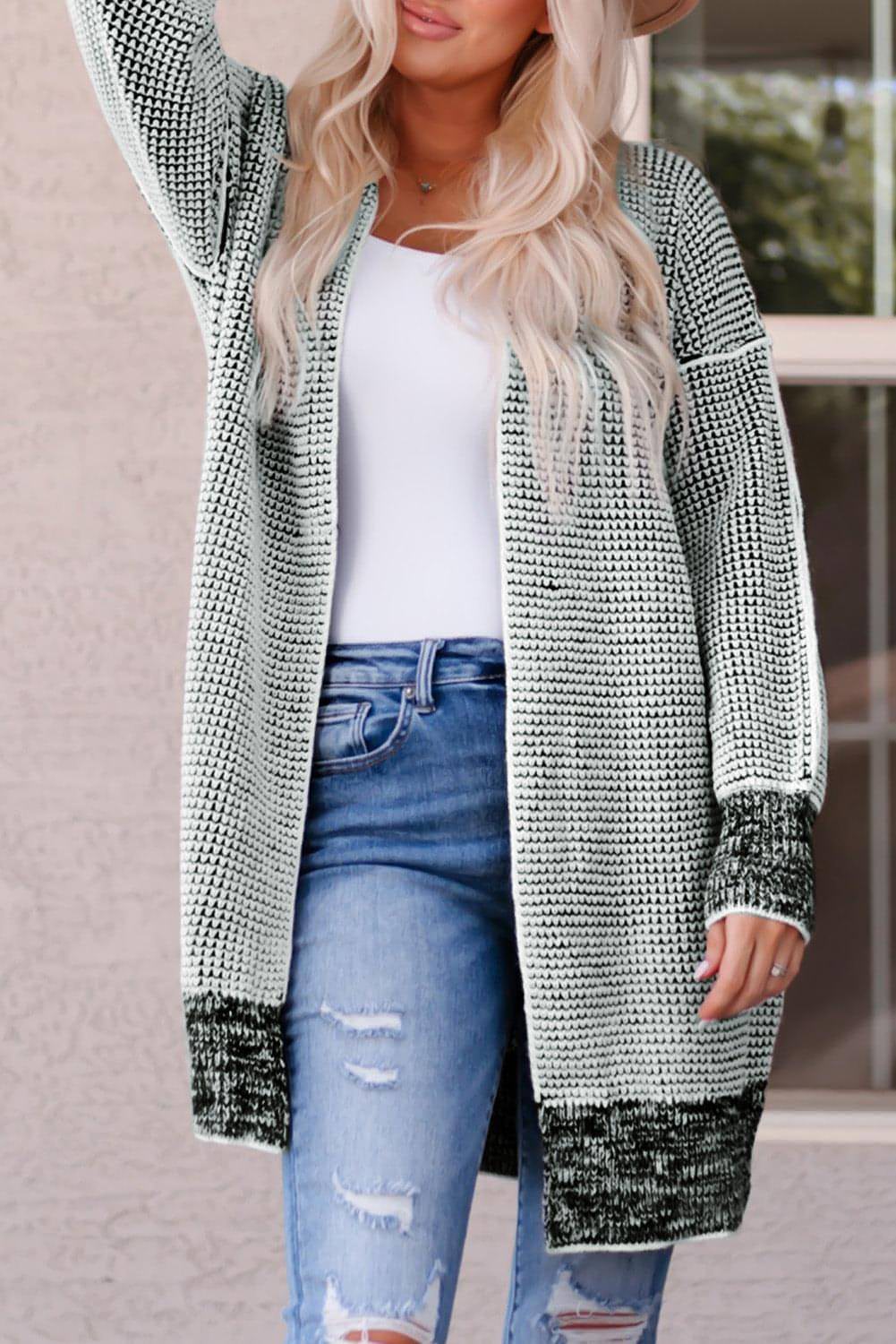 Cardigan long tricoté à carreaux gris ouvert sur le devant