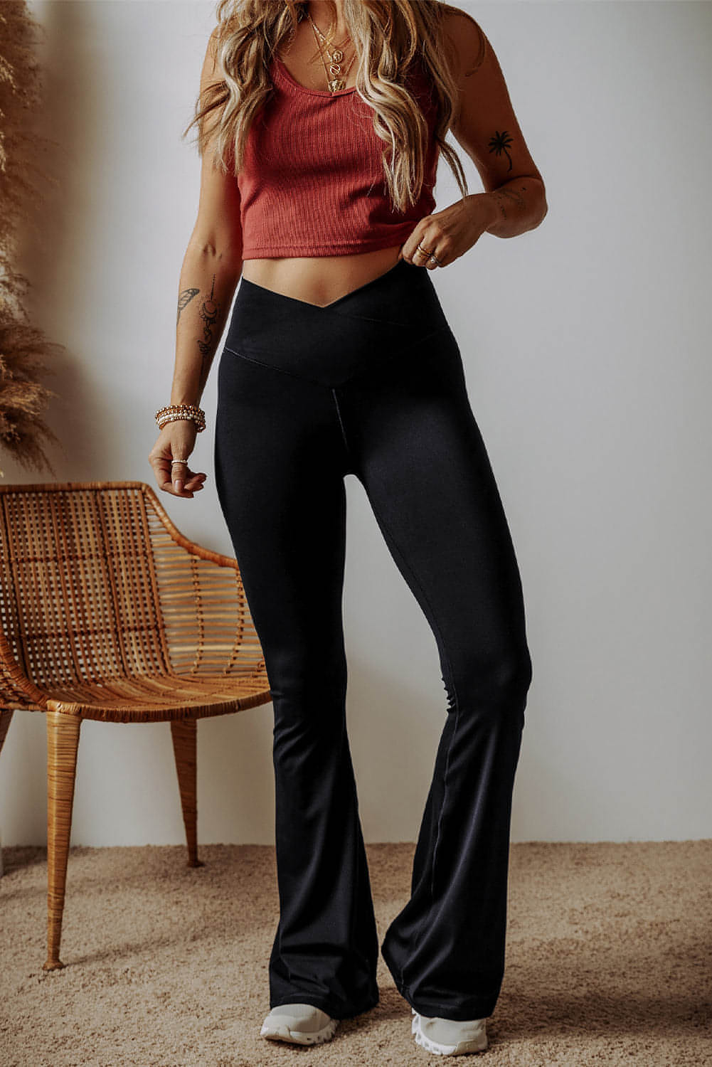 Legging évasé taille haute noir en forme de V