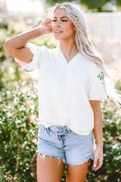 Witte bloemen geborduurde blouse met pofmouwen en ingekeepte hals