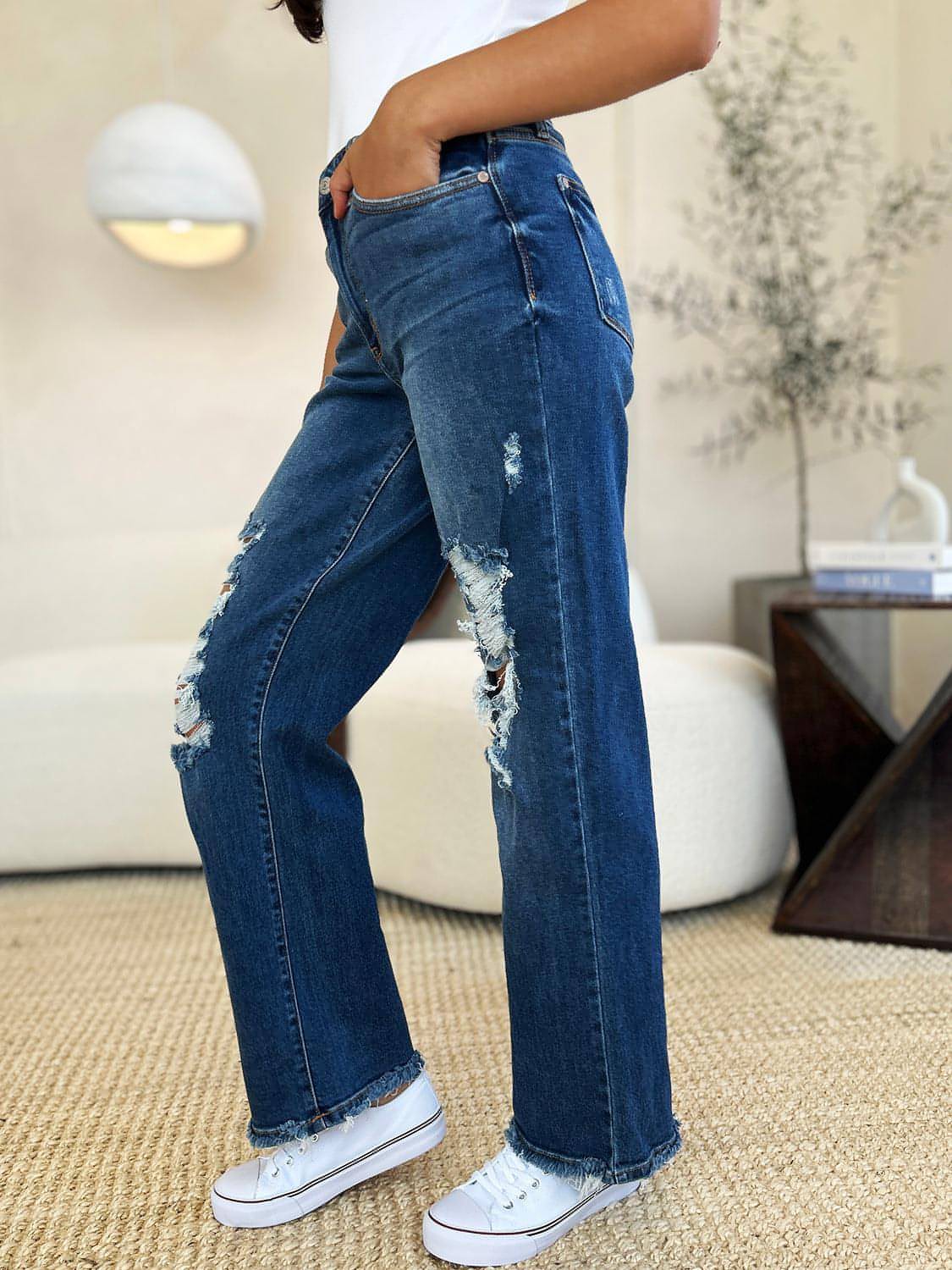 Jeans Judy blu a grandezza naturale a vita media con orlo grezzo invecchiato