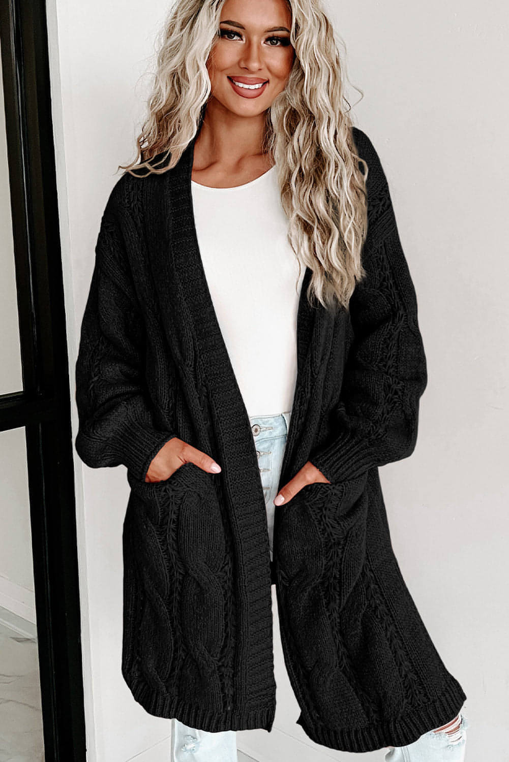 Sort ribbestrikket cardigan med kabelstrikk