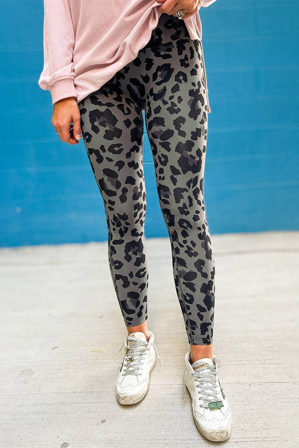 Graue klassische Leopardendruckaktive Leggings