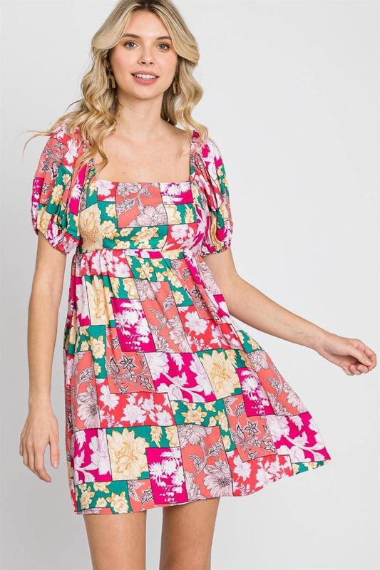 Vestido mini con mangas fruncidas y estampado floral de GeeGee