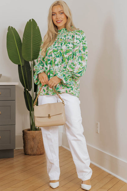 Blusa con cuello alto, fruncido y mangas con volantes y estampado de hojas verdes