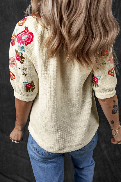 Blusa texturizada con mangas abullonadas y bordado floral en beige