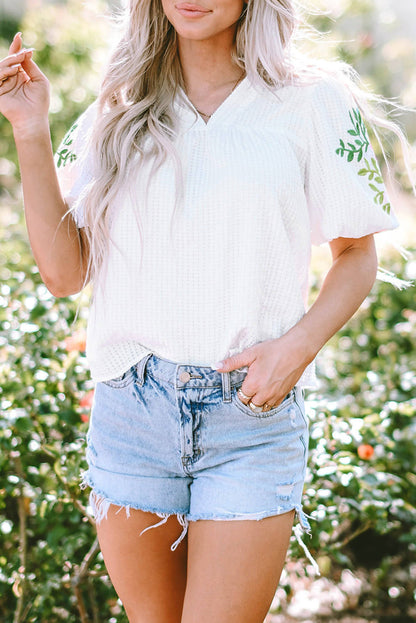 Witte bloemen geborduurde blouse met pofmouwen en ingekeepte hals