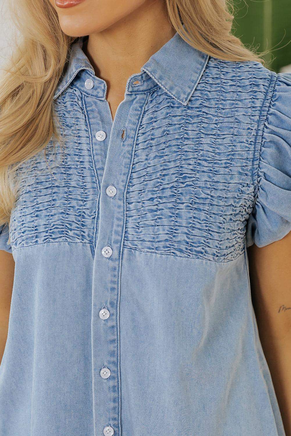 Beau Blue Flutter Sleeve Shirred Detalhe botão de jeans mini vestido