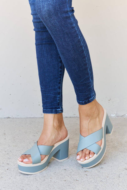 Sandalias de plataforma en contraste Cherish The Moments de Weeboo en azul brumoso