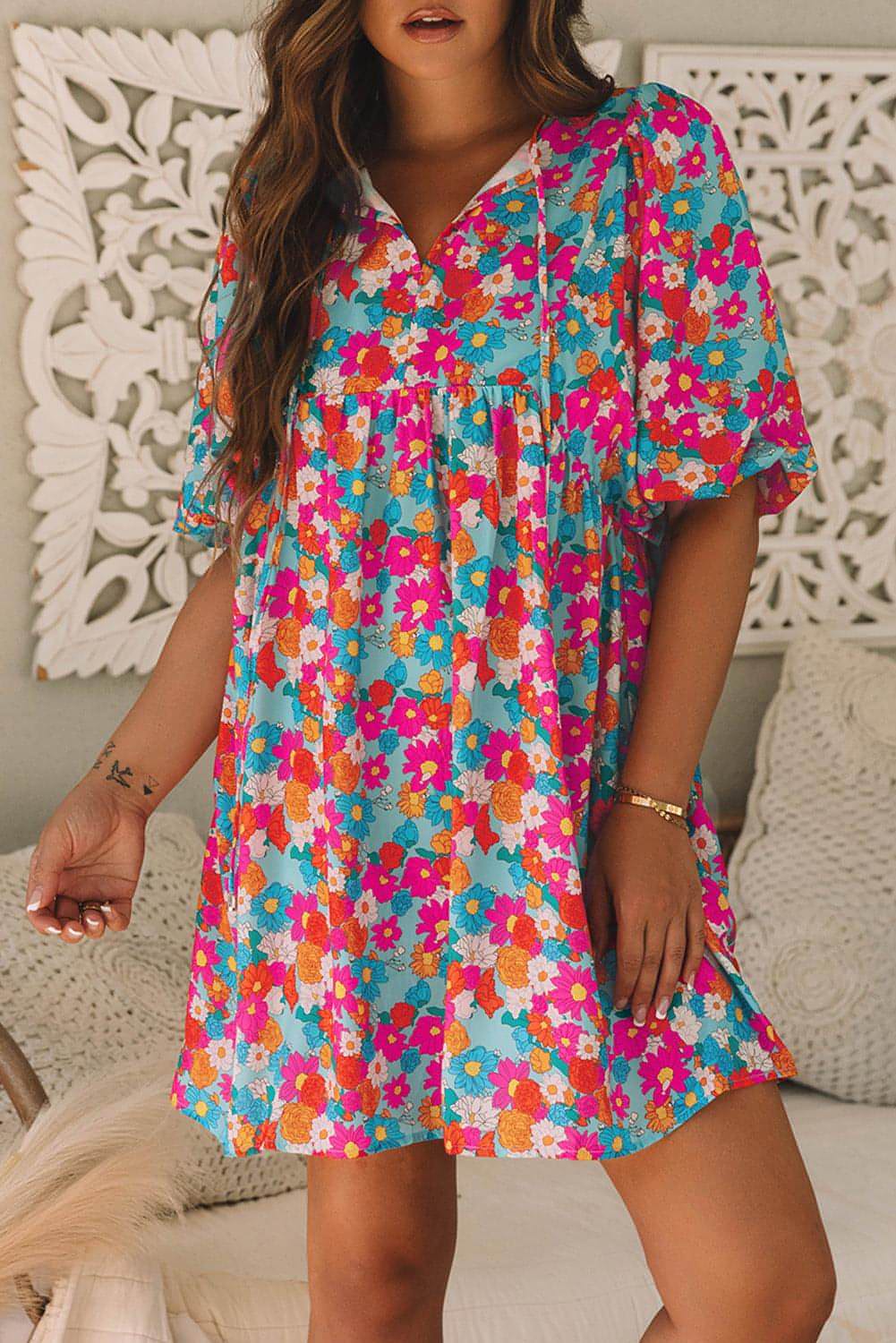 Vestido babydoll con cuello abierto, mangas abullonadas y estampado floral en azul cielo