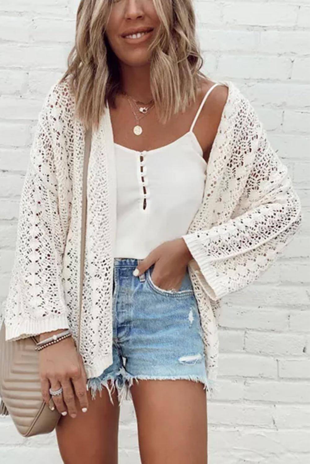 Cardigan blanc élégant en tricot ajouré à épaules tombantes