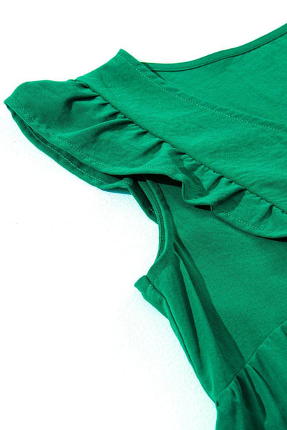 Vestido corto con escote en V, volantes y capas en color verde brillante