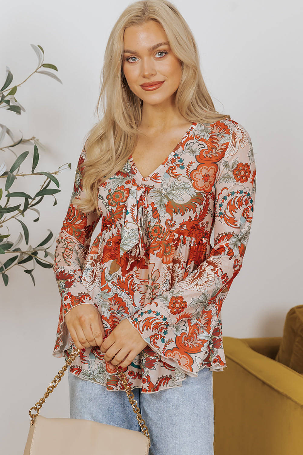 Blusa con escote en V profundo, mangas acampanadas y nudo y estampado floral naranja