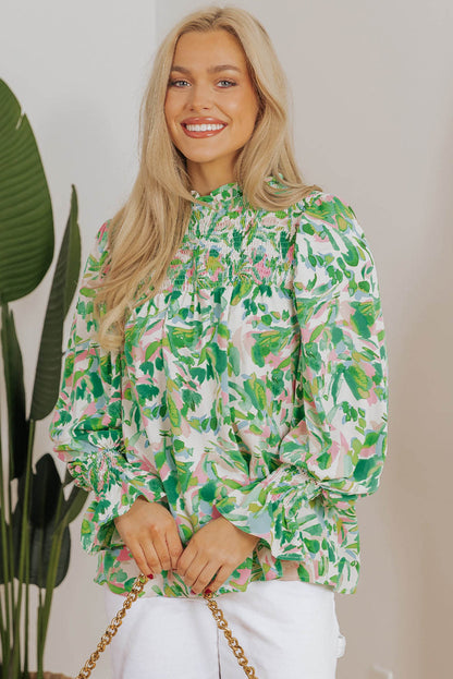 Groene groene blouse met bedrukte volantmouwen en gesmokte hals