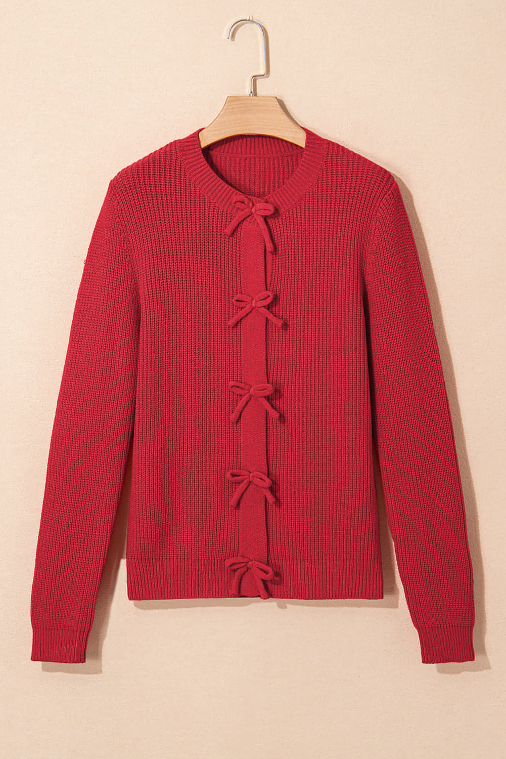 Cardigan con bottoni sul davanti con fiocco in maglia a coste rosso fuoco