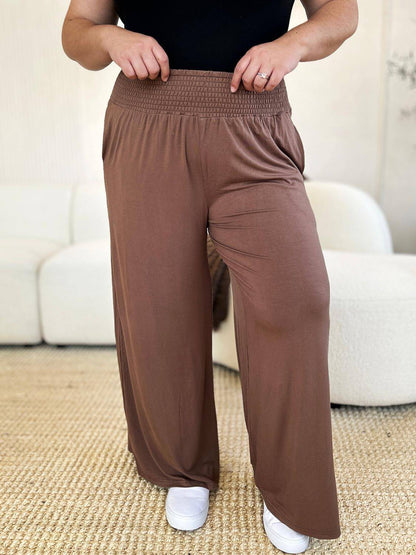 Pantalones de pierna ancha con cintura ancha y fruncido de tamaño completo de Double Take