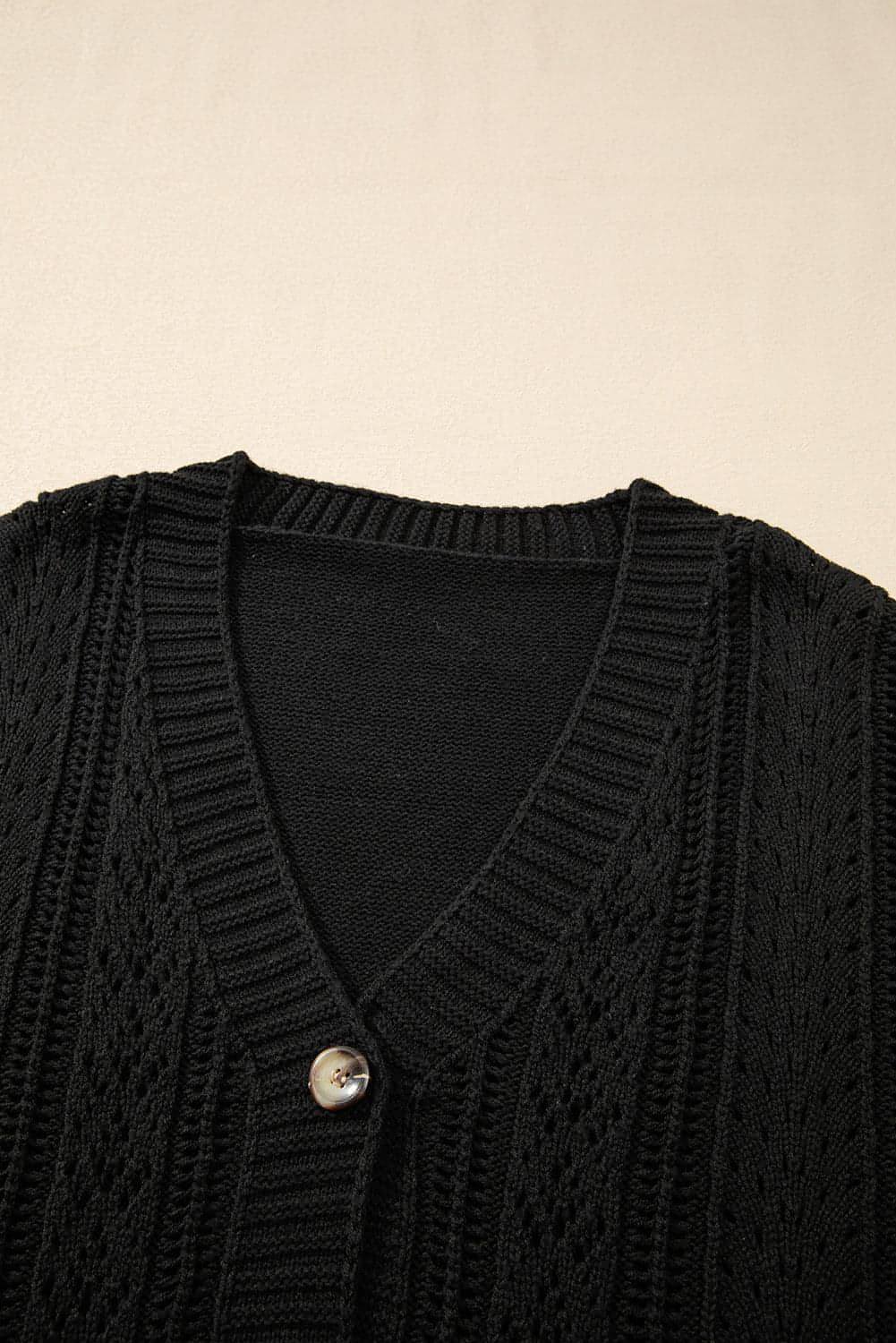 Schwarzer Cardigan mit offenem Strick und überschnittener Schulter