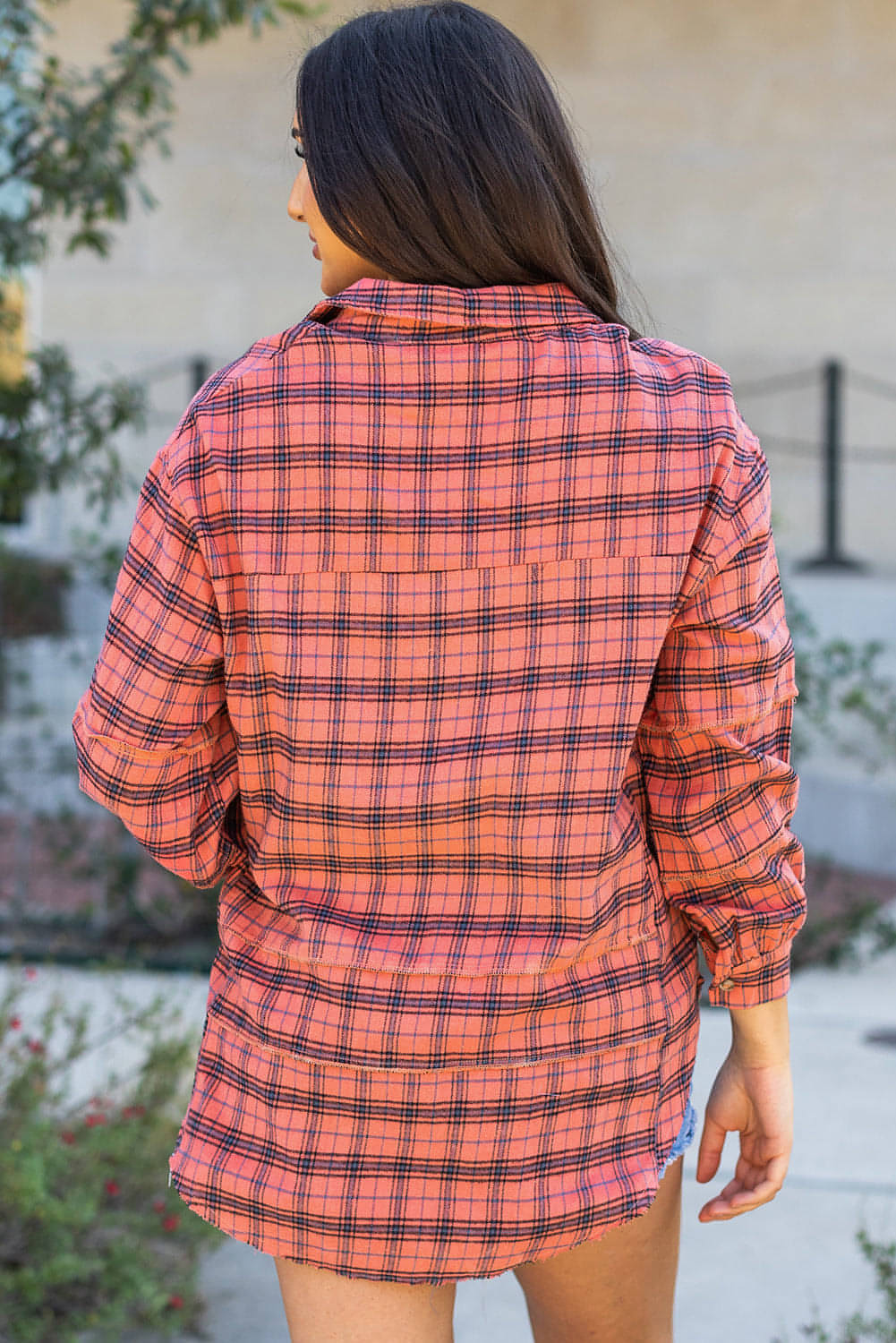 Camisa de cuadros rojos de manga larga con abertura lateral y dobladillo desgastado