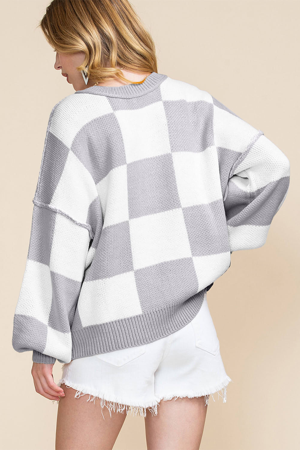 Pull gris à carreaux et manches évêque