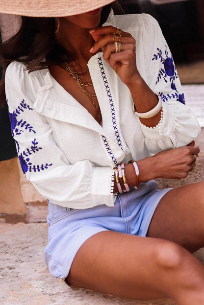 Camisa con mangas de brazalete bordadas con flores blancas