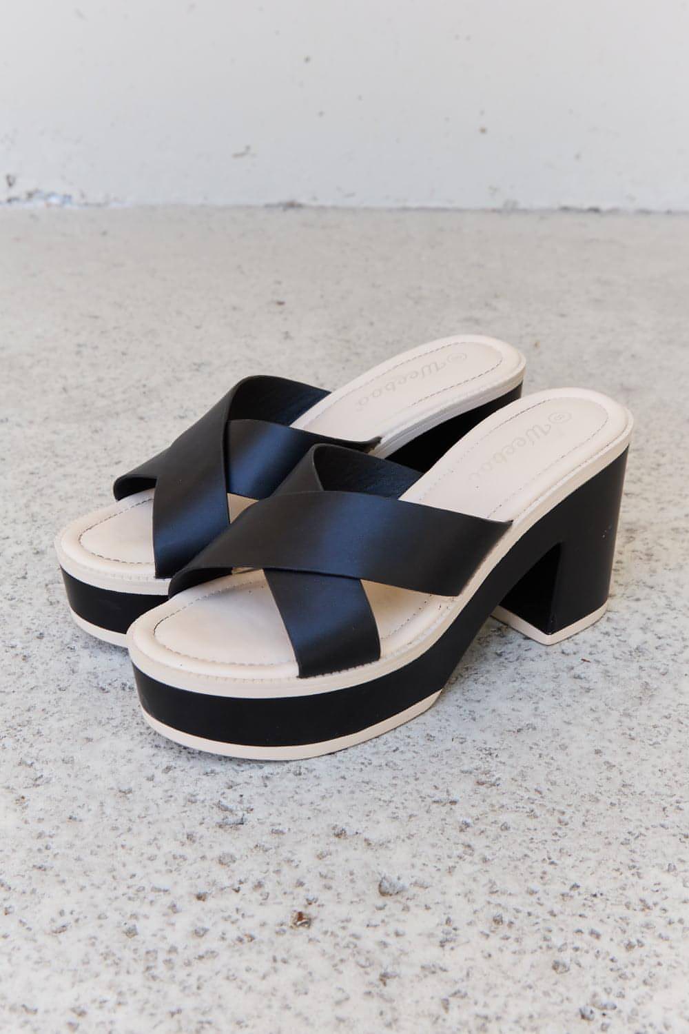 Weeboo – Cherish The Moments – Plateausandalen mit Kontrastbesatz in Schwarz